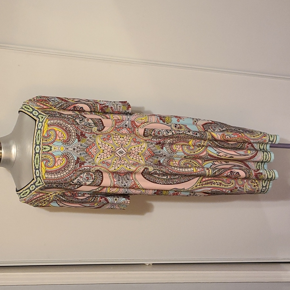 Sandra Darren super fun  Paisley print fun and flirty dress.